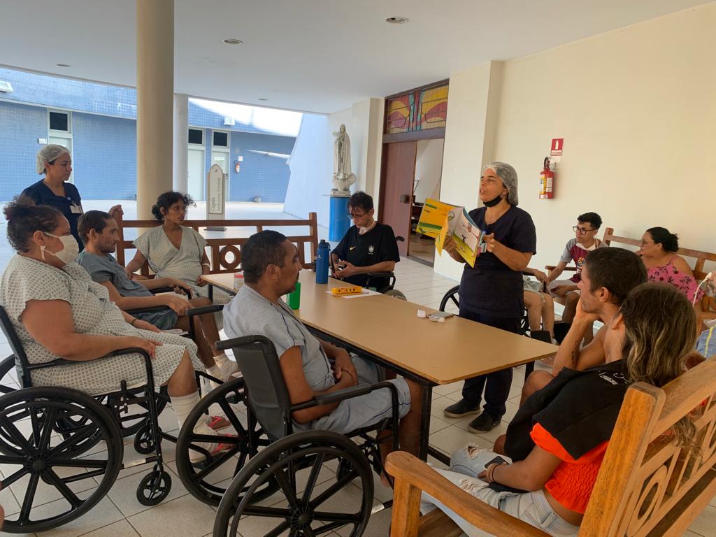 Casa de Cuidados inicia grupo de leitura; prática traz benefícios à saúde mental