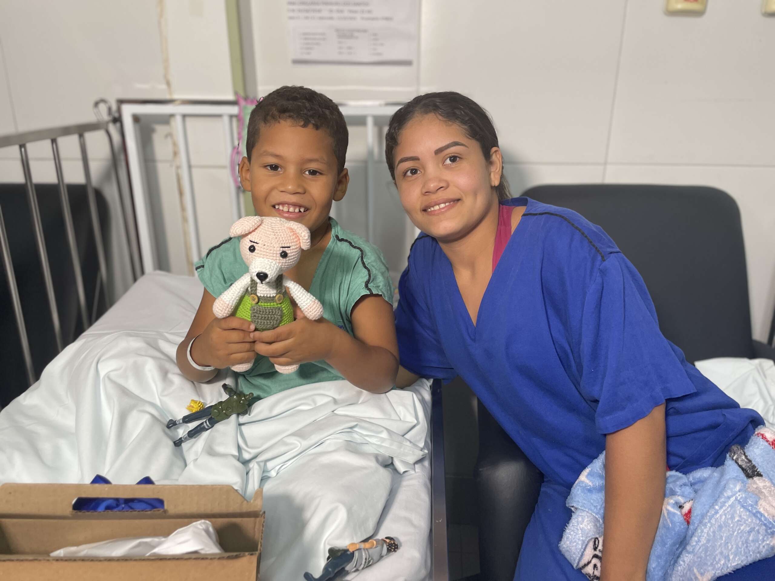 Mês das crianças: voluntários entregam bonecos de crochê feitos por internos do sistema prisional a pacientes do Hias
