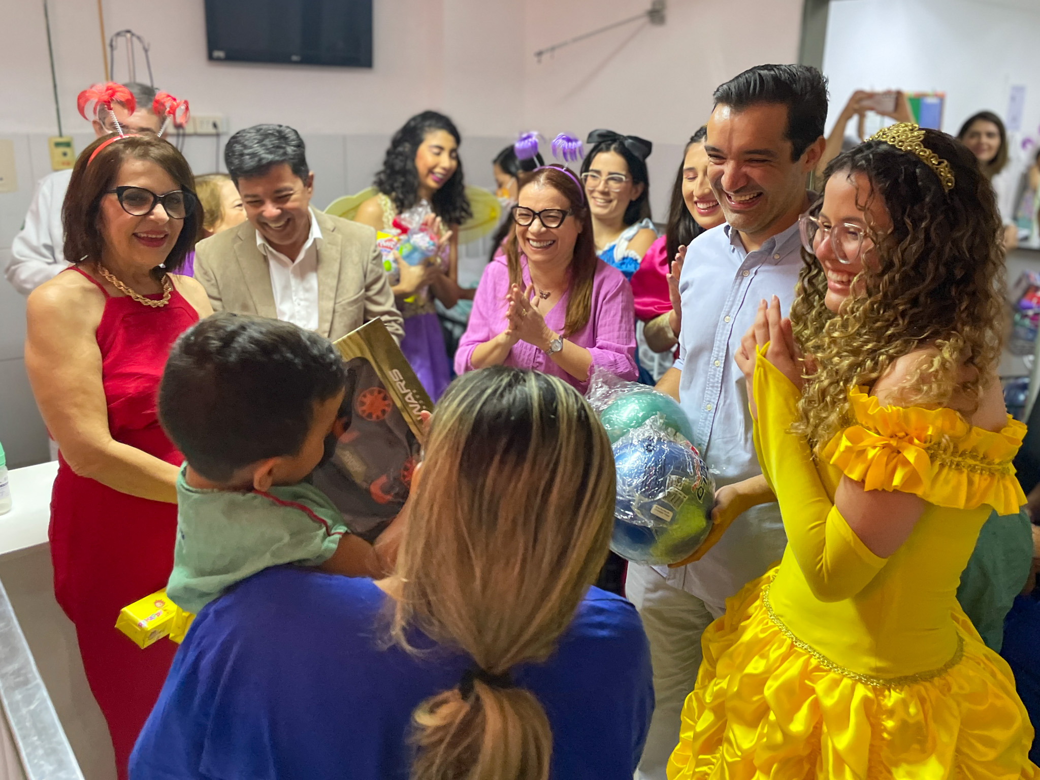 Hospital Infantil Albert Sabin celebra o Dia das Crianças com entrega de presentes e ações de voluntários