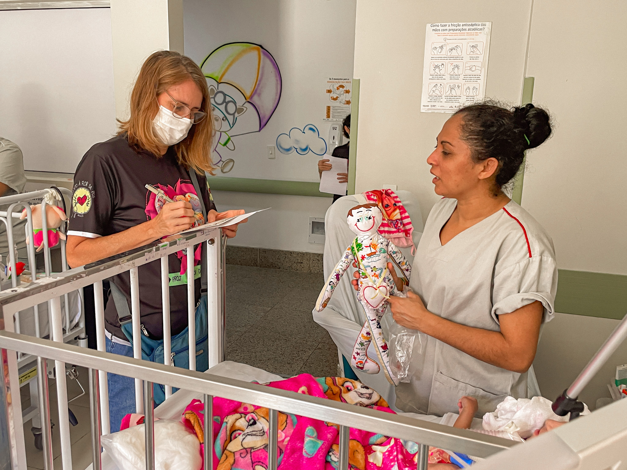 Brinquedos produzidos por internas do sistema prisional são entregues a pacientes do Hias