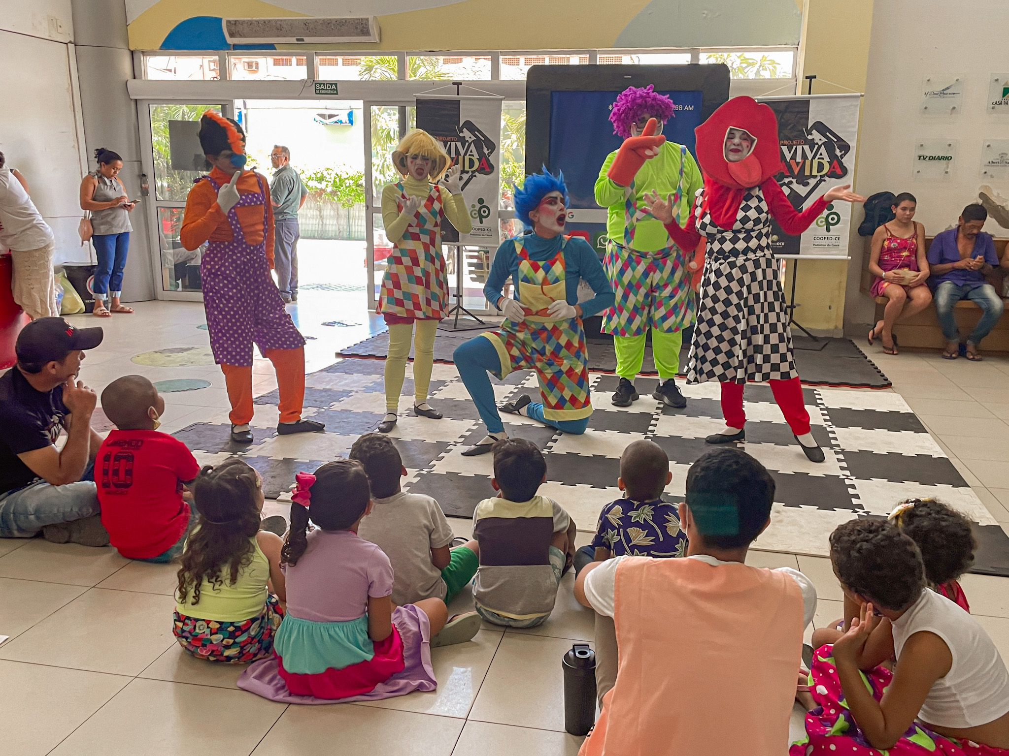 Apresentação teatral aborda uso excessivo de telas com os pacientes do Hias
