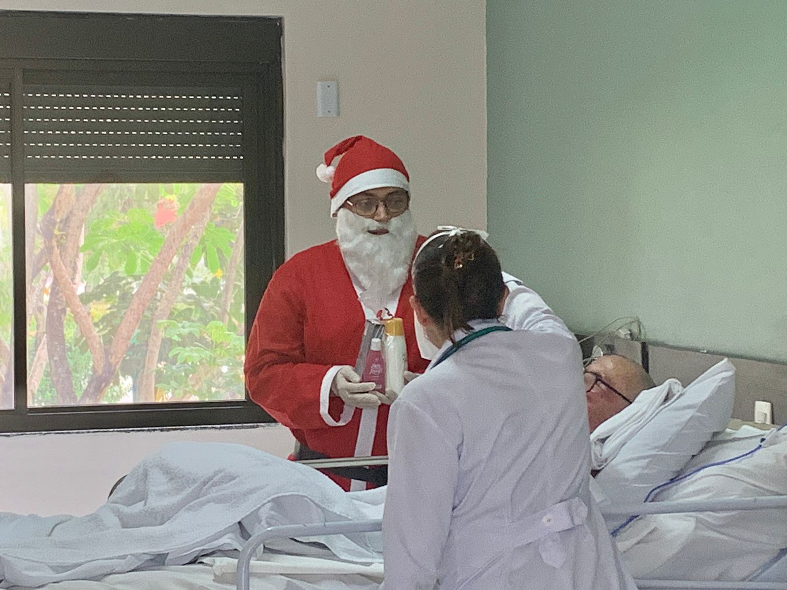 Colaboradores da Casa de Cuidados do Ceará promovem ação de Natal para pacientes