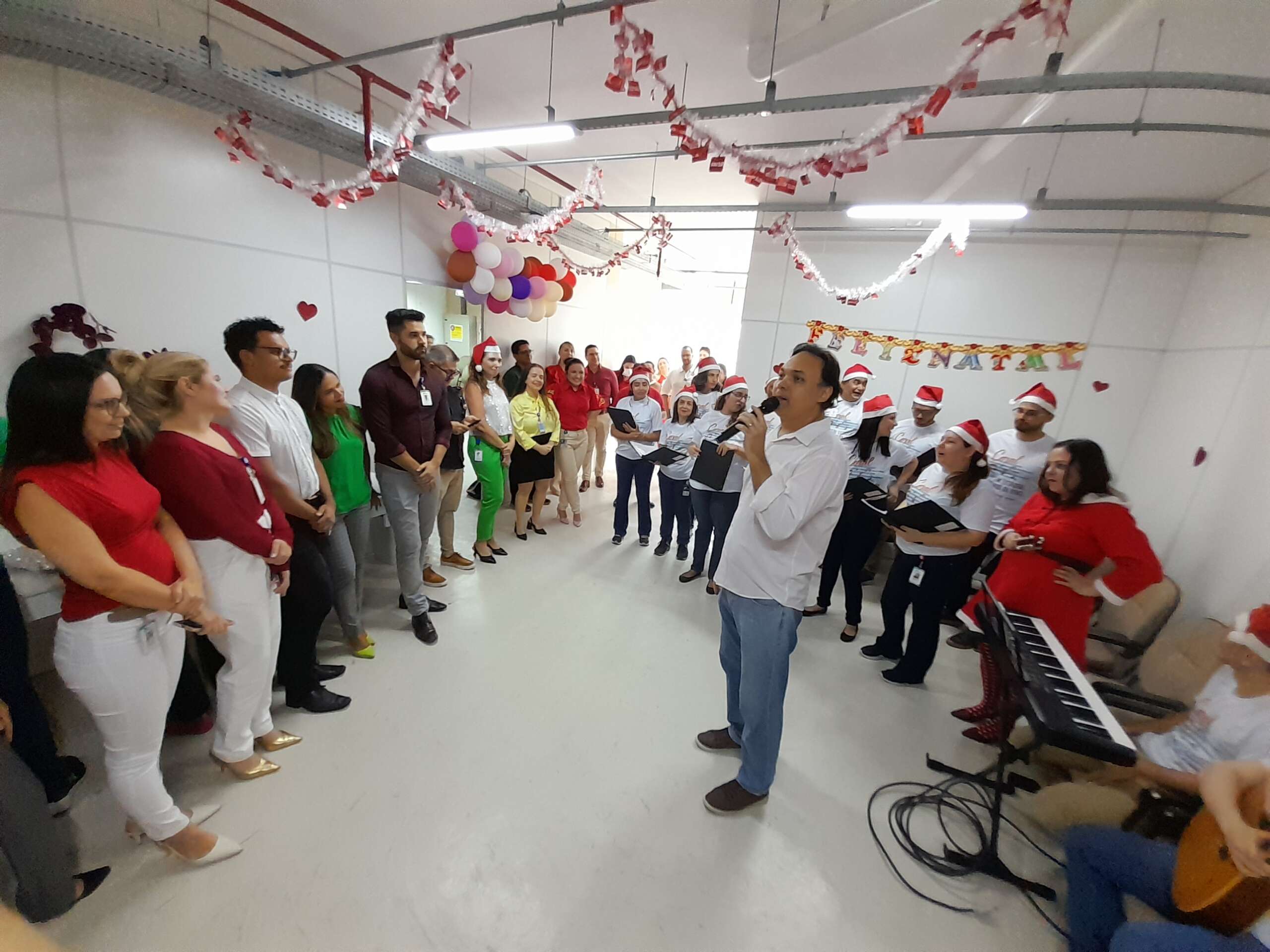 Coral do Helv percorre enfermarias com canções natalinas e emociona pacientes e colaboradores