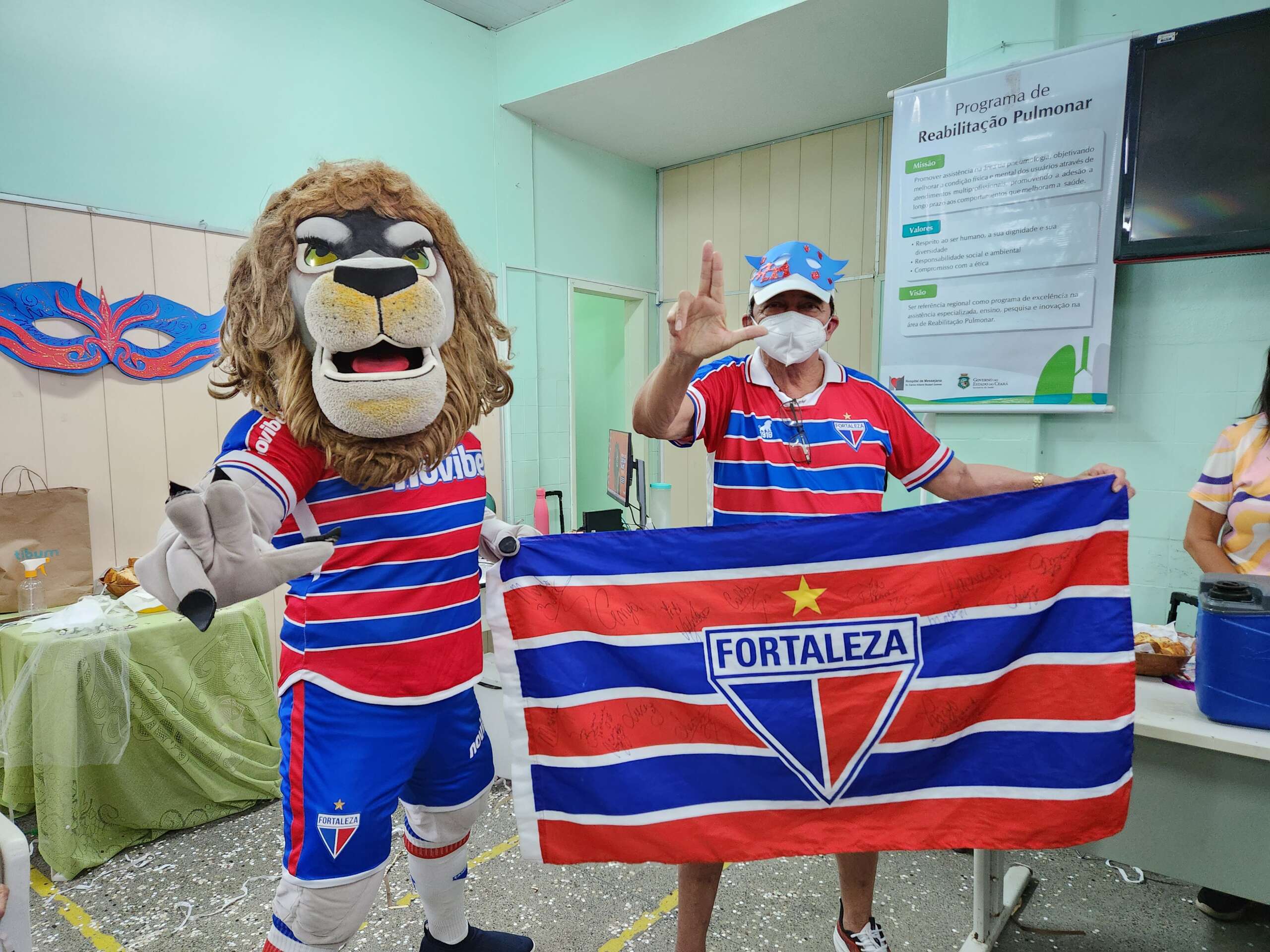 Paciente transplantado no Hospital de Messejana é surpreendido com visita de mascote de clube de futebol