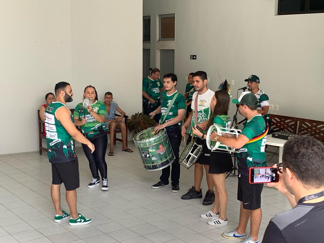 Casa de Cuidados do Ceará realiza baile de Carnaval para pacientes com bloco Camaleões do Vila