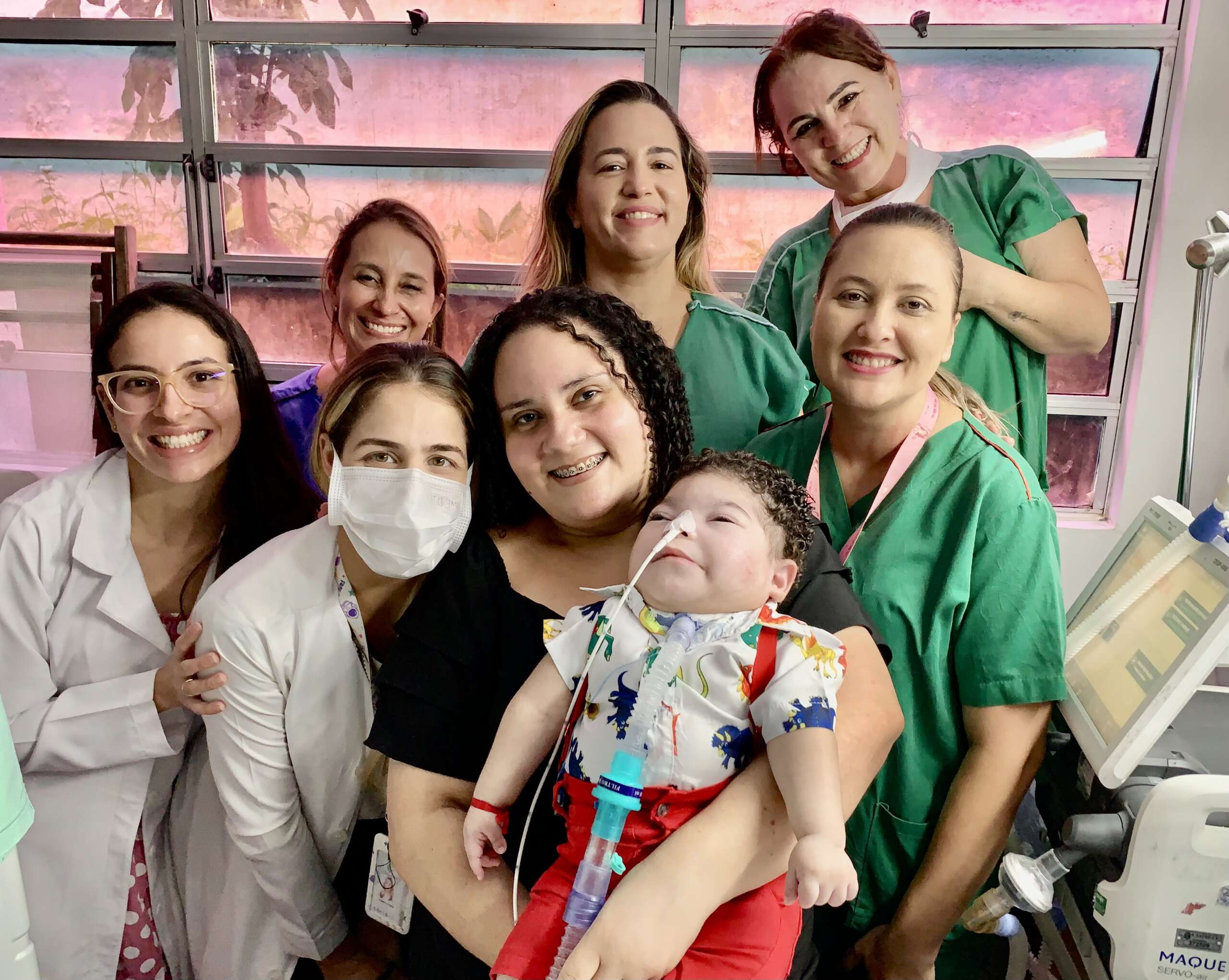 Criança recebe alta após dois anos de internação e é homenageada por equipe do HGWA