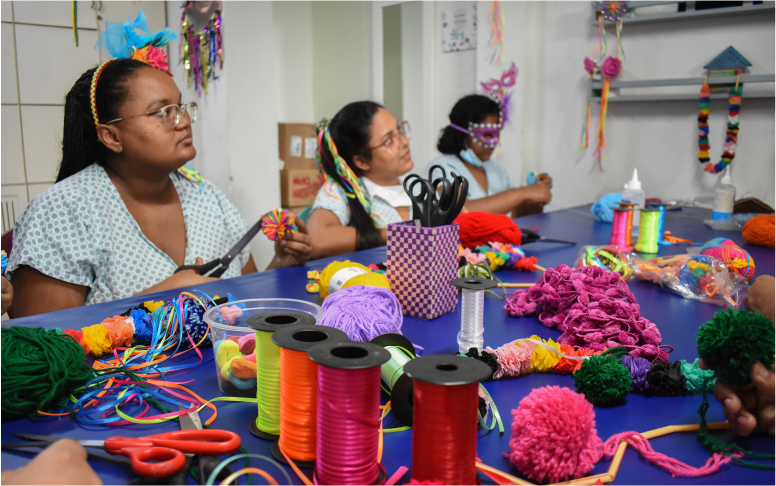 Oficina terapêutica de Carnaval leva momentos de relaxamento a mães no Hospital Geral Dr. César Cals