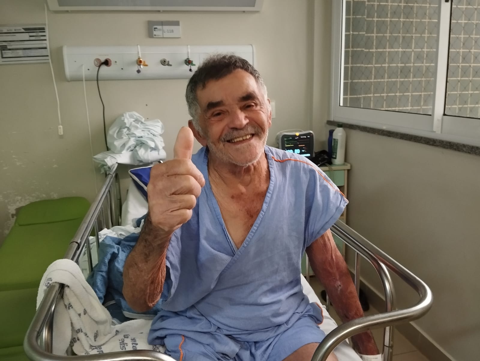 Recuperado de um AVC, Mestre da Cultura do Ceará canta e dança para equipe do HRSC