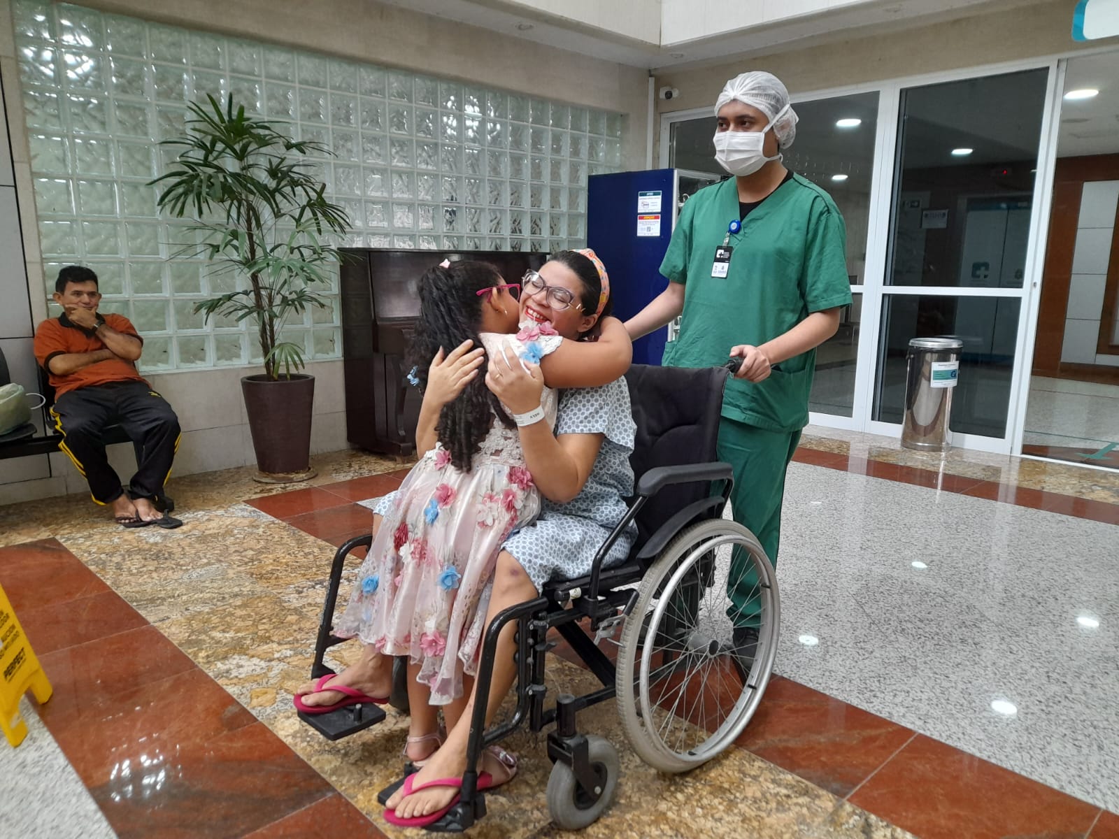 Internada há 15 dias no Helv, paciente celebra aniversário da filha de seis anos