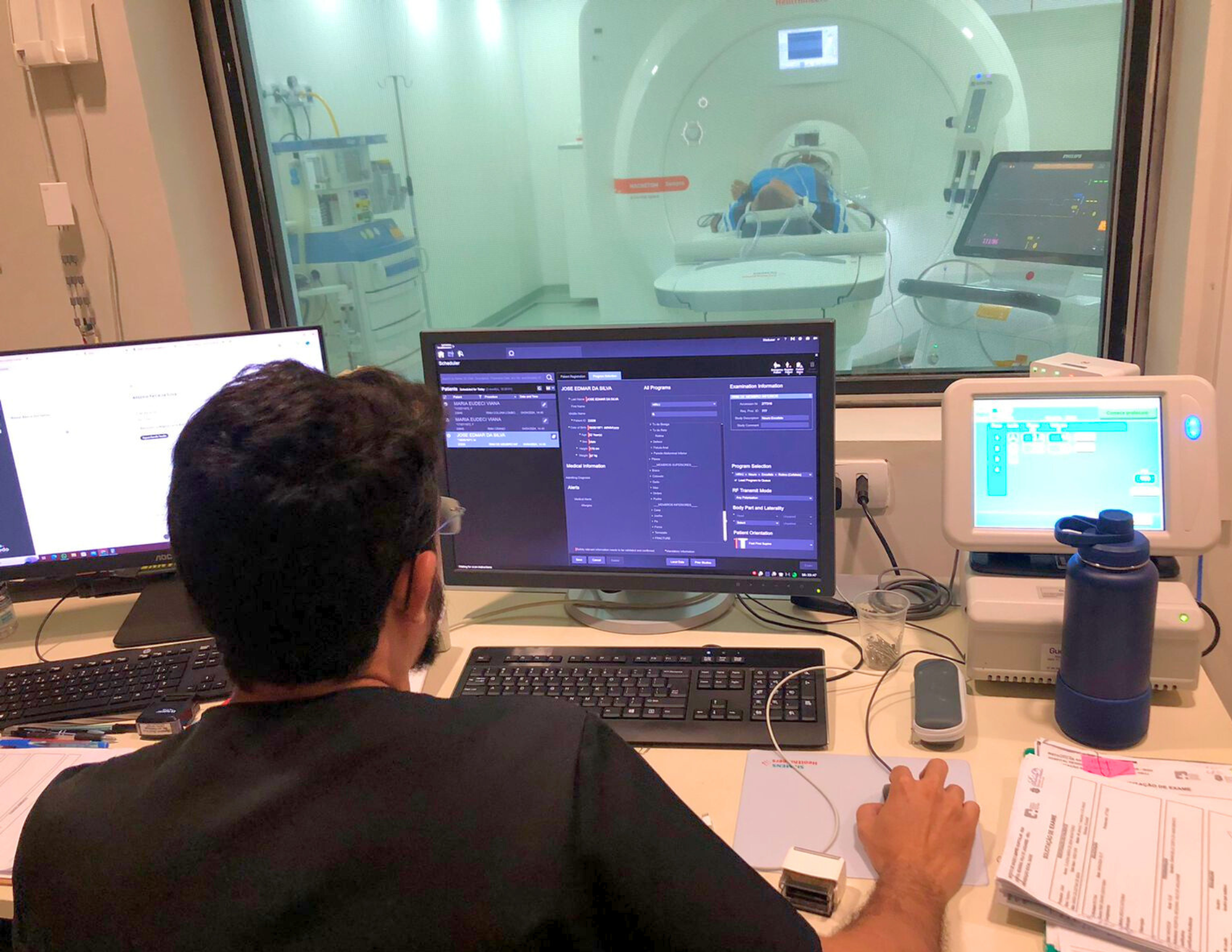 Musicoterapia é usada durante exame de ressonância magnética para tranquilizar pacientes no HRVJ