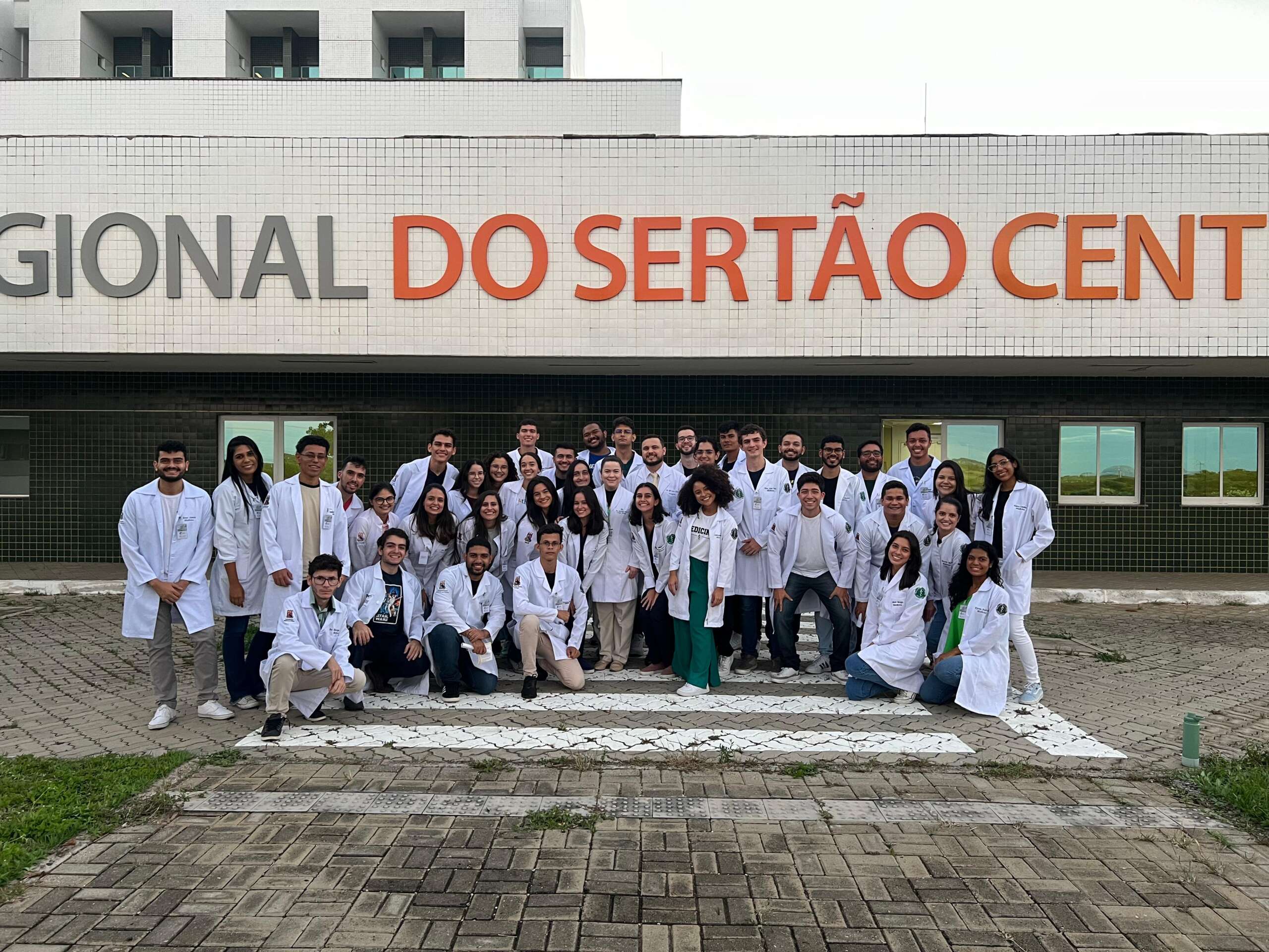 Estudantes de medicina de Quixeramobim visitam o Hospital Regional do Sertão Central pela primeira vez