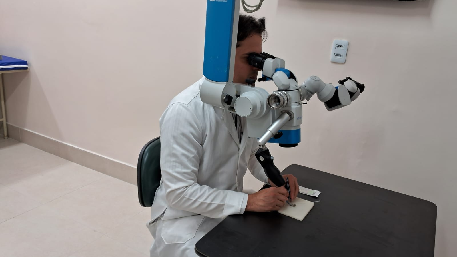 Laboratório de Microcirurgia do HGF possibilita treinamento qualificado aos profissionais com cenários realísticos