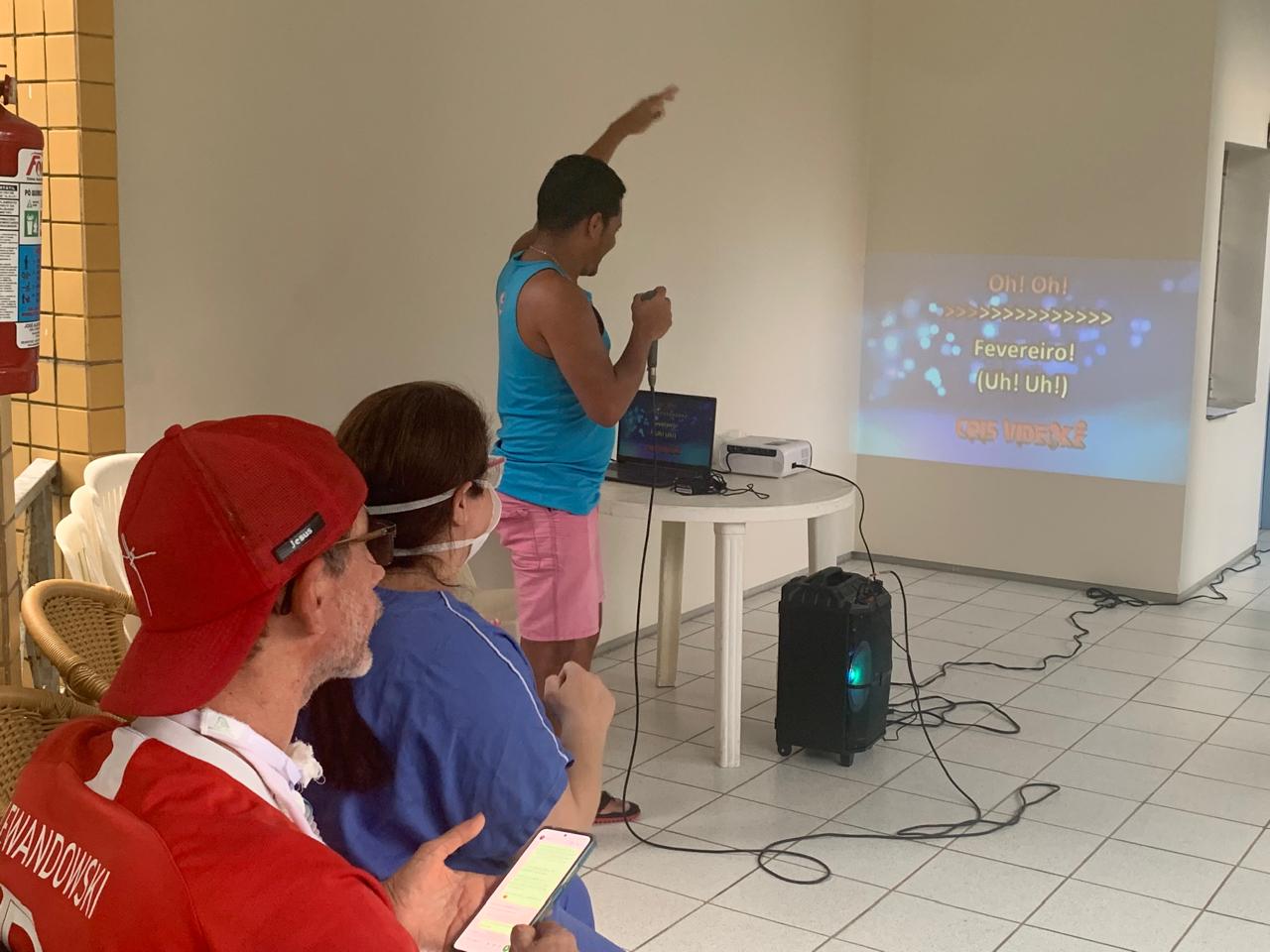 Casa de Cuidados do Ceará promove karaokê com pacientes e cuidadores