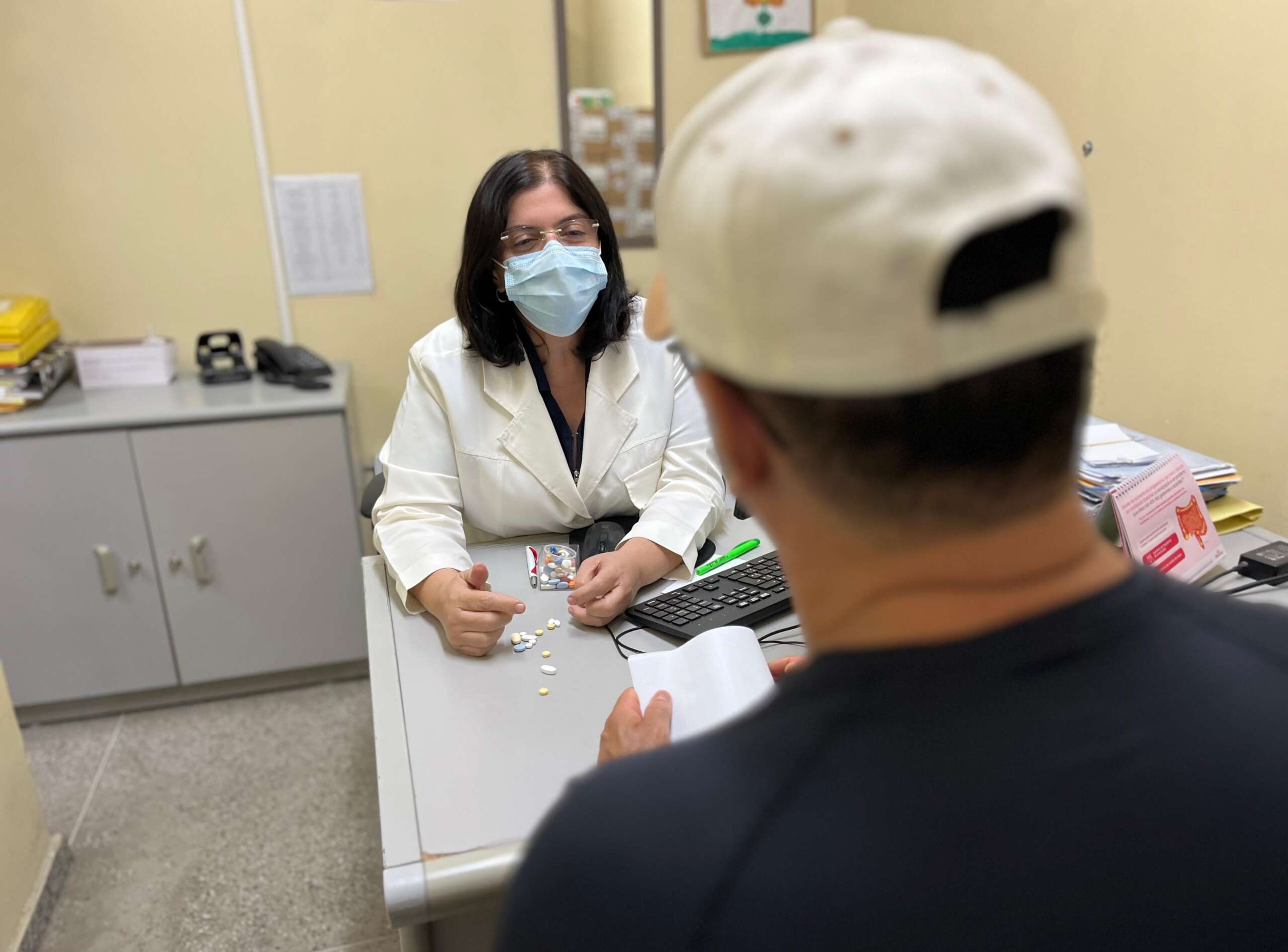 Farmácia do HSJ orienta pacientes sobre a importância da adesão a tratamentos e facilita acesso a medicações estratégicas do SUS