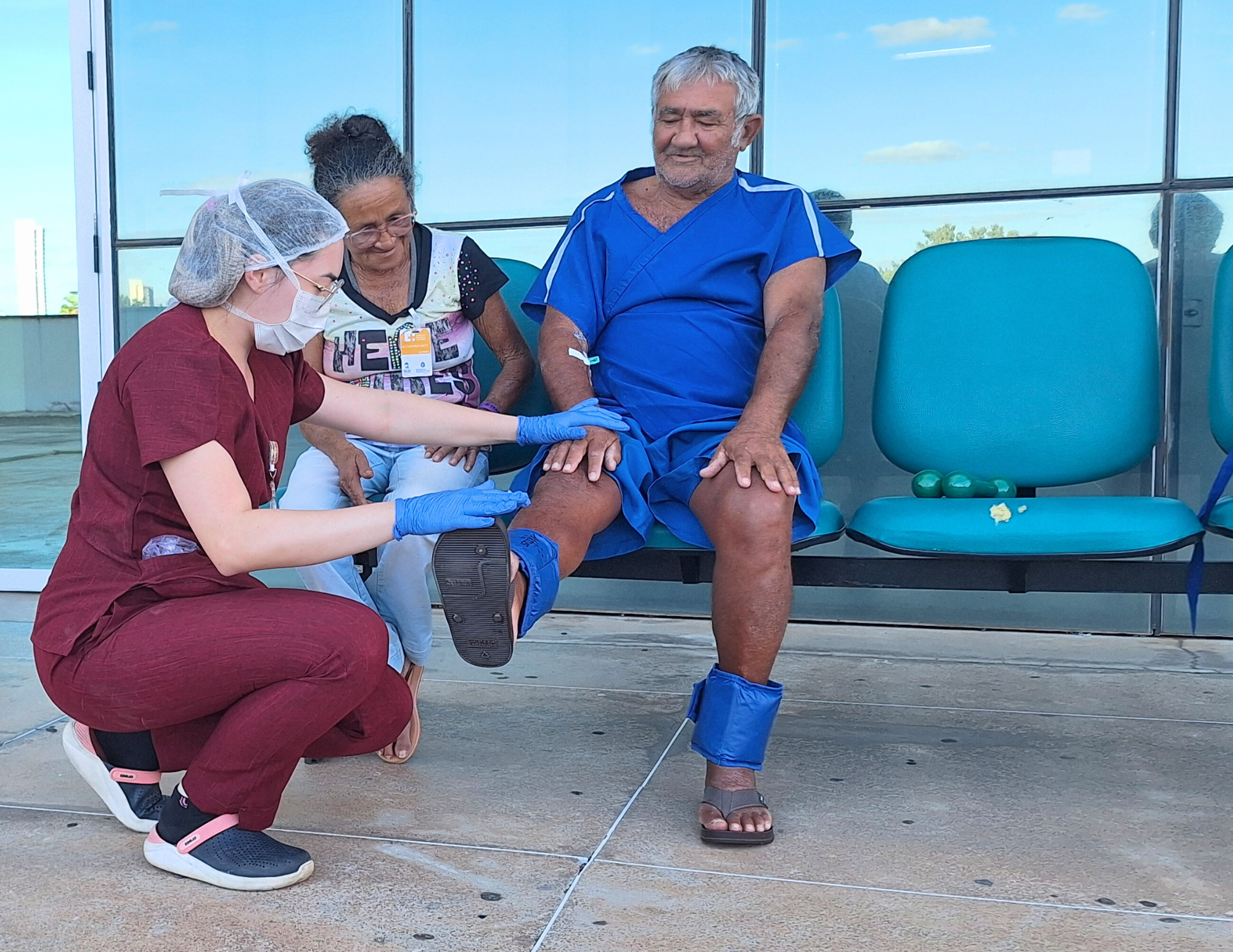 Fisioterapia ao ar livre e banhos de sol favorecem recuperação de pacientes no HRC