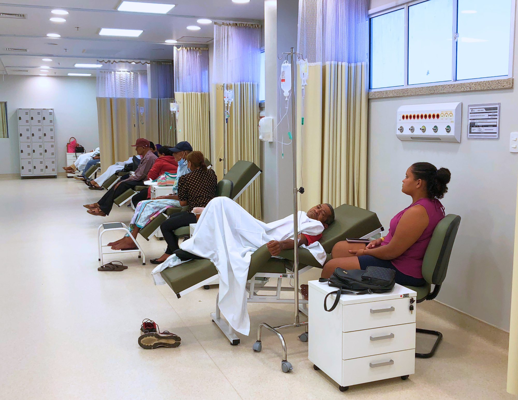 Centro de Oncologia do Hospital Regional Vale do Jaguaribe completa um ano com mais de 2.400 atendimentos na região