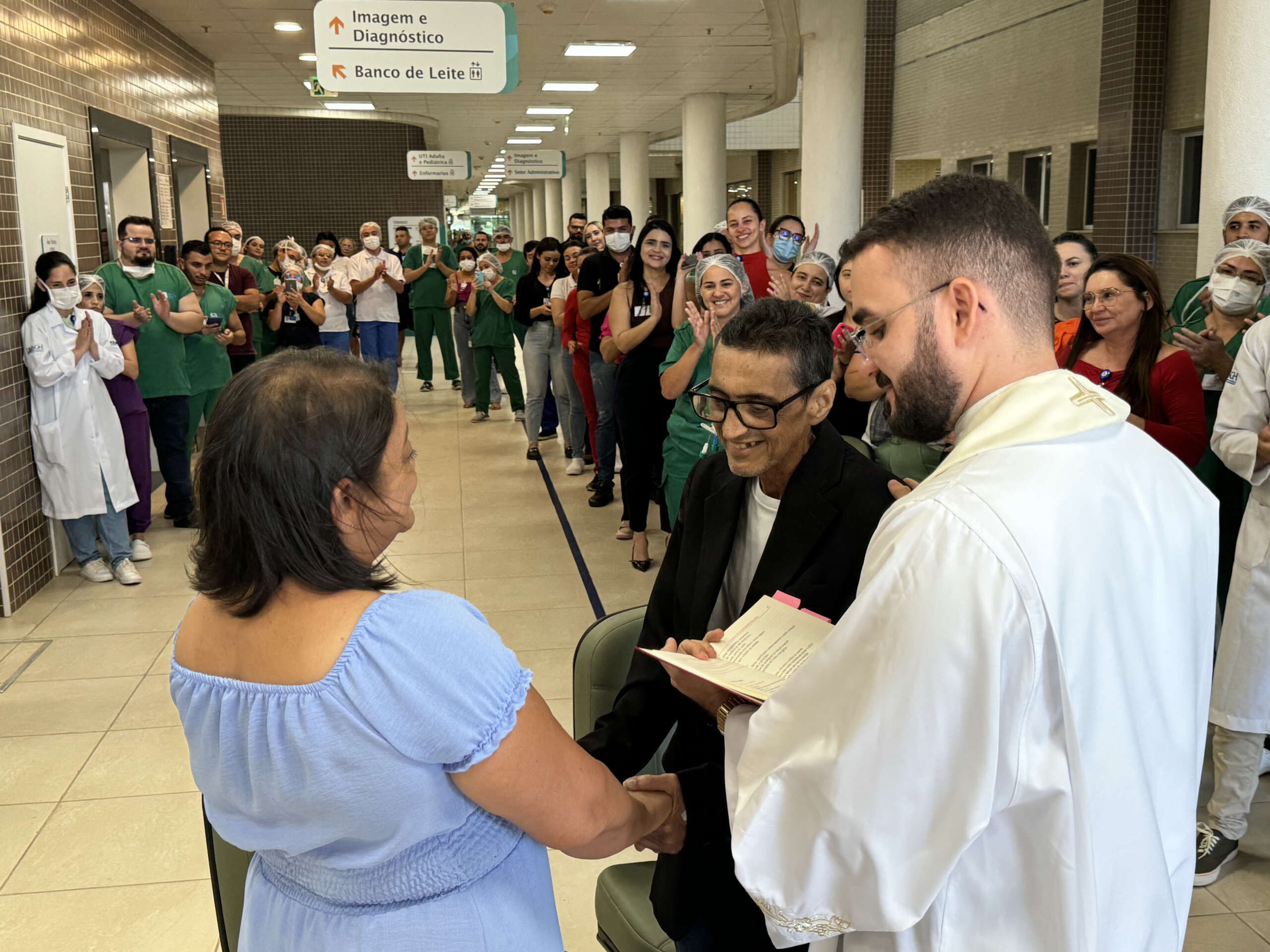 Em cuidados paliativos no HRVJ, paciente com câncer realiza sonho do casamento