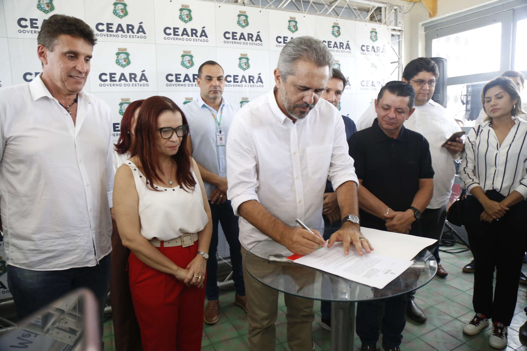Em Iguatu, governador assina desapropriação de terreno para construção do Hospital Regional do Centro-Sul
