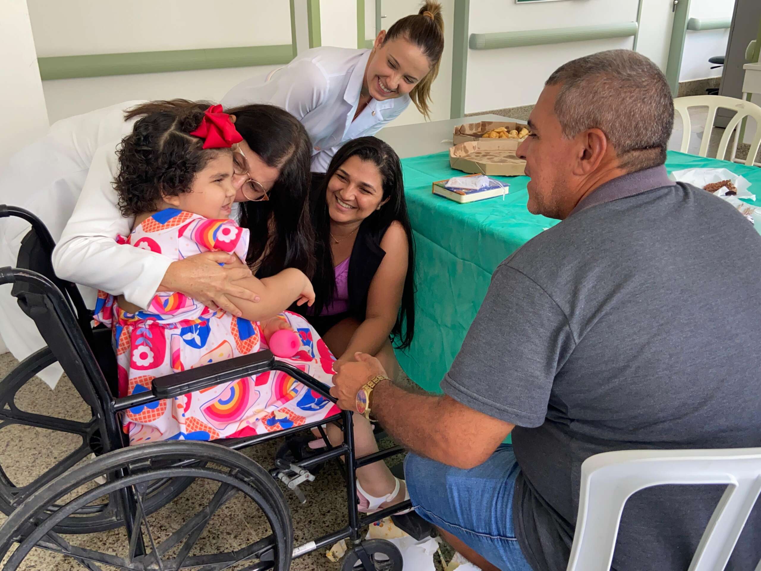 Família viaja de Quixeramobim a Fortaleza para comemorar aniversário da filha no Hospital Infantil Albert Sabin