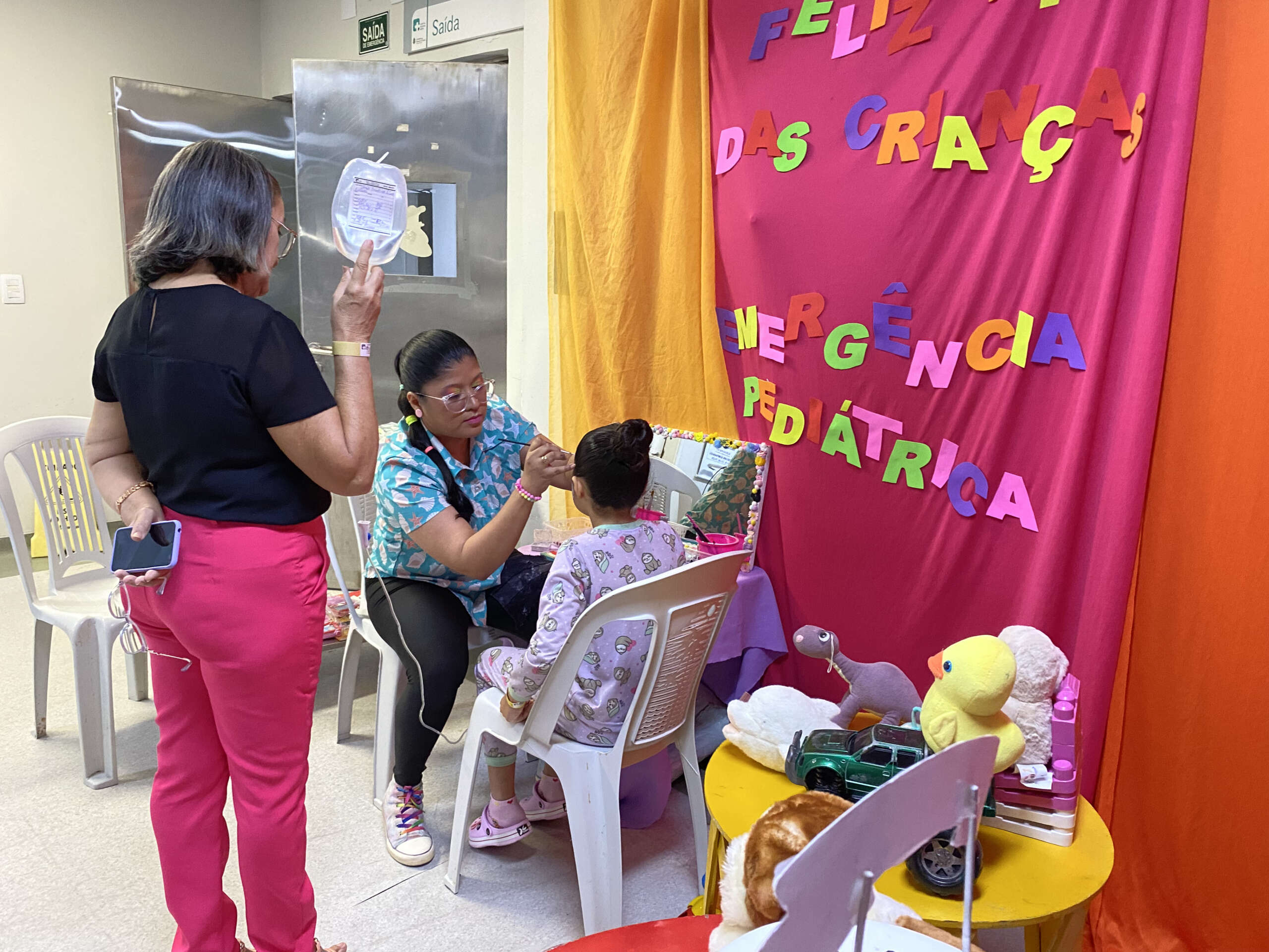 Crianças atendidas no Hospital Regional Norte têm dia de diversão em ação humanizada
