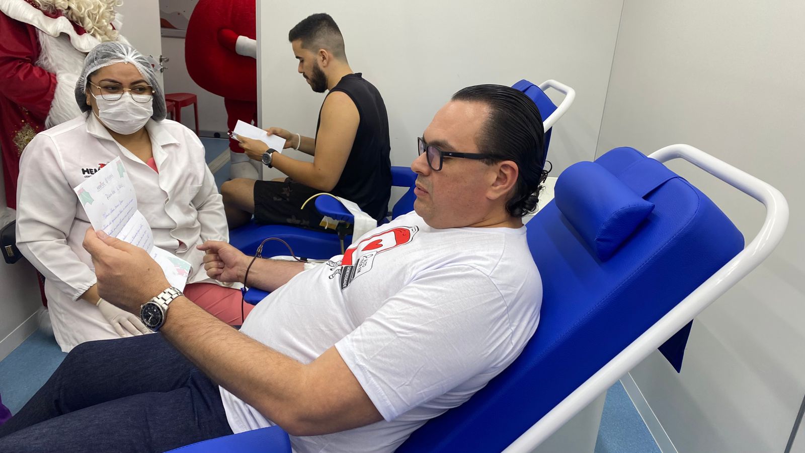 Hemoce presenteia doadores de sangue com cartinhas de pacientes que receberam transfusão