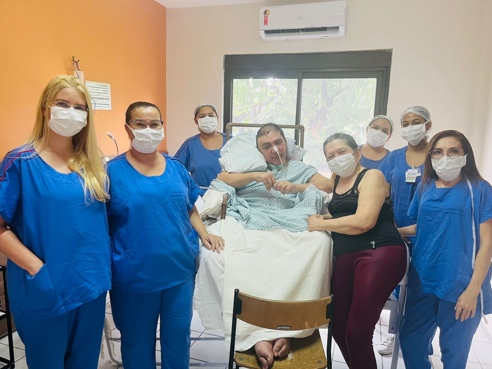 Para agradecer equipe da Casa de Cuidados do Ceará, paciente escritor presenteia colaboradores com livro autografado