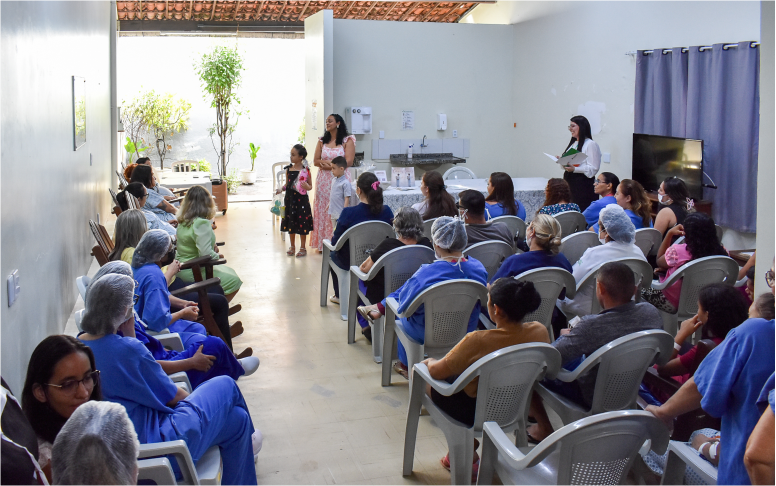 Mãe de gêmeos prematuros relata trajetória em livro lançado no Hospital Geral Dr. César Cals