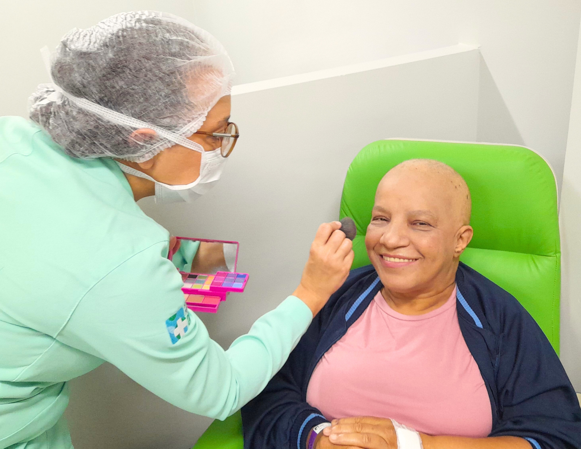 Mulheres em tratamento oncológico têm dia de beleza no HRSC como forma de resgatar autoestima e empoderamento