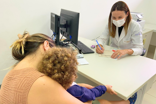 Amamentação, higiene e afeto são essenciais para proteger e estimular o bebê nos primeiros meses de vida, explica especialista do Hospital Infantil Albert Sabin