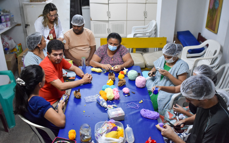 Oficina terapêutica de Páscoa promove bem-estar e integração de pais e mães no Hospital César Cals