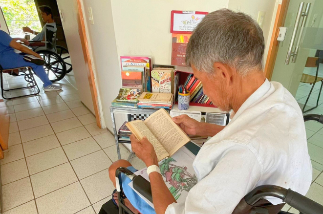 Casa de Cuidados do Ceará cria “cantinho literário” para pacientes com tuberculose; atividades de leitura e pintura podem auxiliar no tratamento