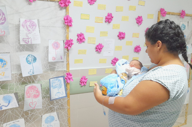 Ação no HRSC transforma placenta em pintura e produz carimbo afetivo para eternizar momento do parto