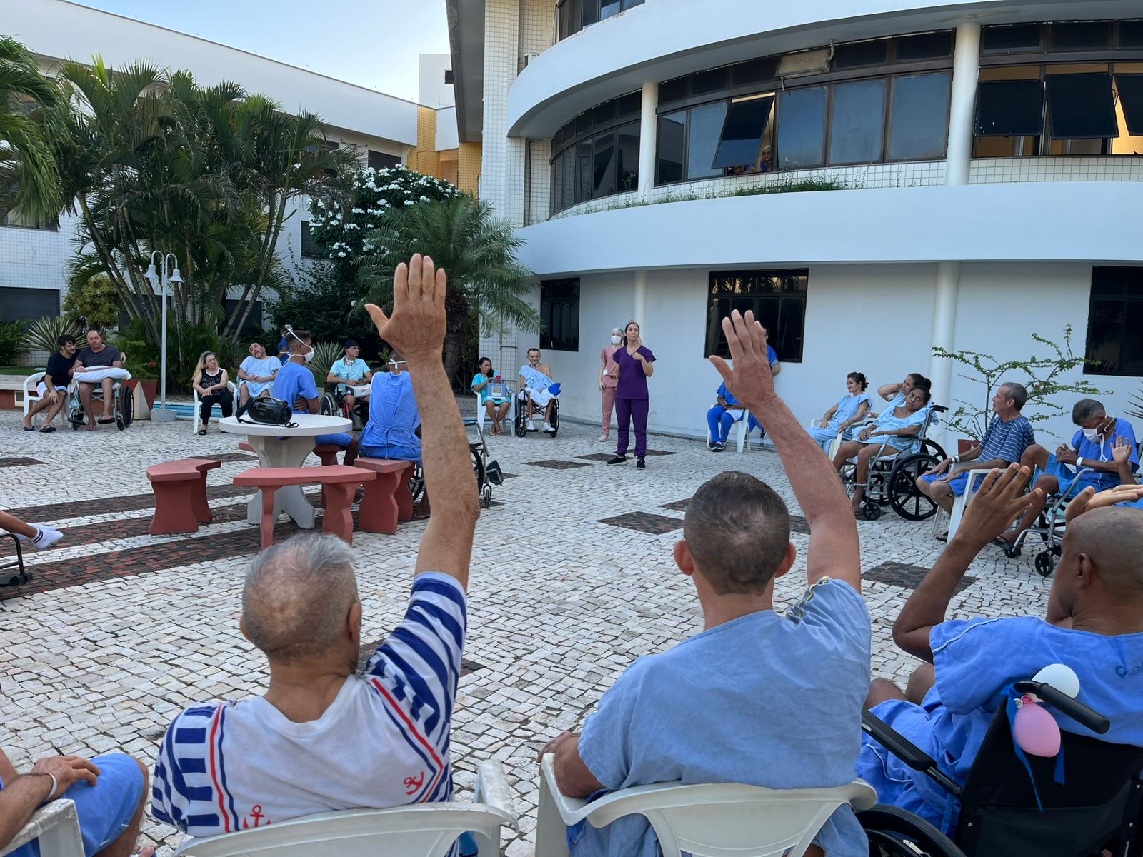 Casa de Cuidados do Ceará promove tarde de dança para pacientes e cuidadores; atividade traz benefícios para a saúde