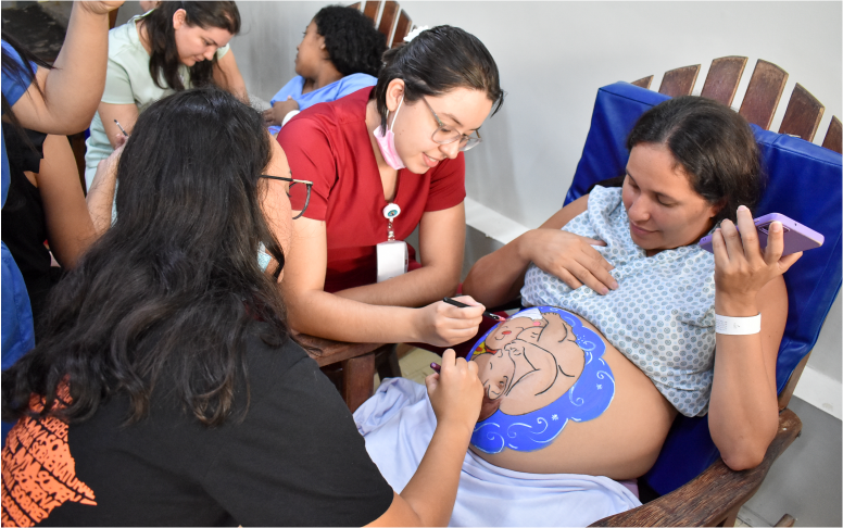 Grávidas internadas no Hospital Geral Dr. César Cals participam de atividade de humanização com pintura gestacional