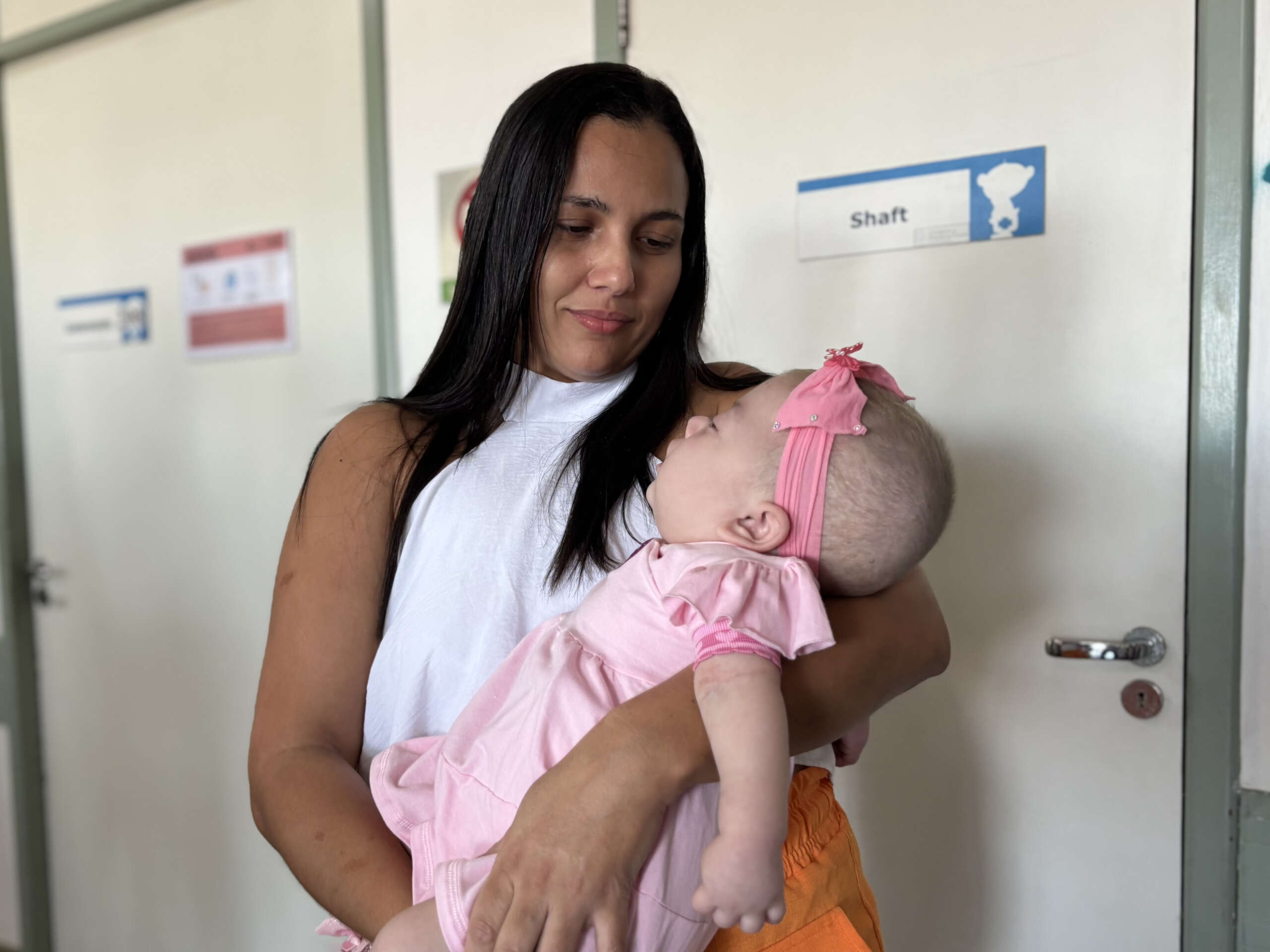 Após um ano internada no Hias, criança recebe alta e vai para casa pela primeira vez