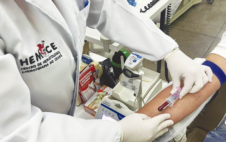 Hemoce realiza pela primeira vez duas coletas simultâneas de medula óssea para pacientes à espera de transplante; voluntários estavam cadastrados no Redome