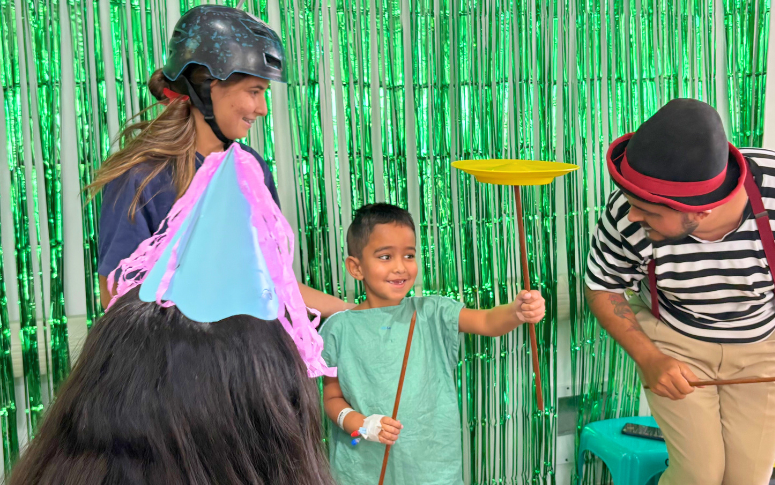 Mês das crianças no Hias: pacientes, acompanhantes e profissionais celebram com show de circo e balões