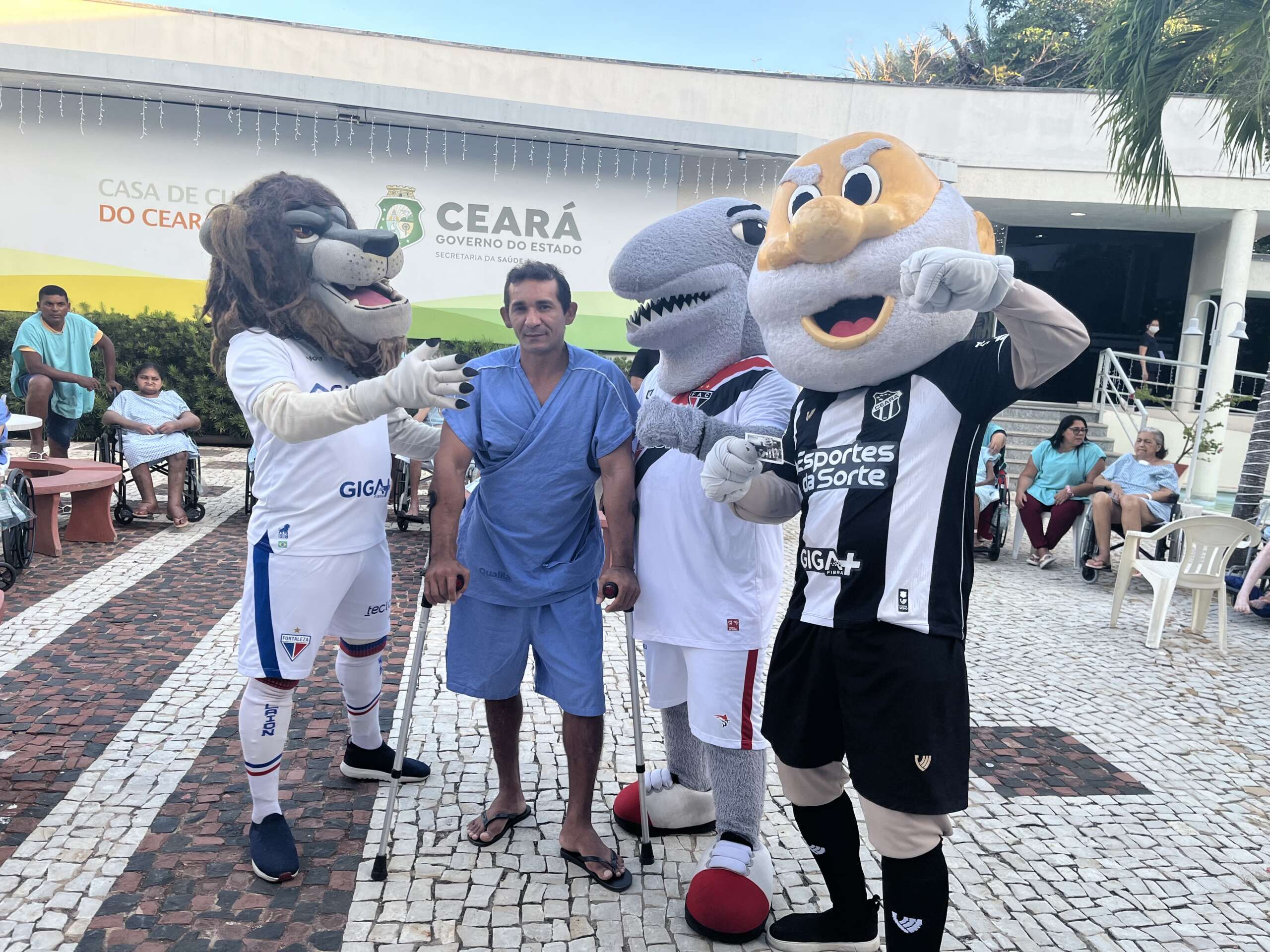 Humanização: Casa de Cuidados do Ceará recebe visita dos mascotes de times cearenses