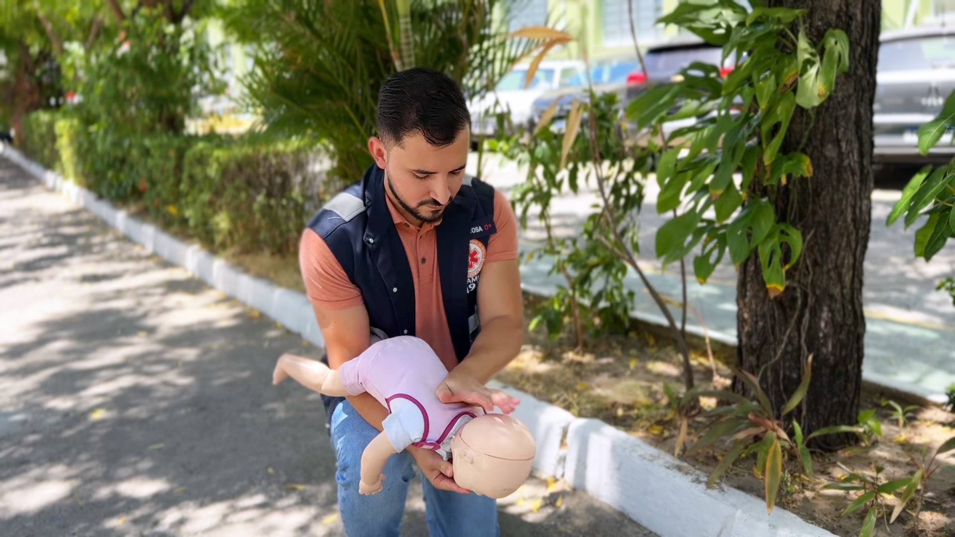 Samu 192 Ceará orienta sobre como agir em casos de engasgo; regras para manobra foram atualizadas