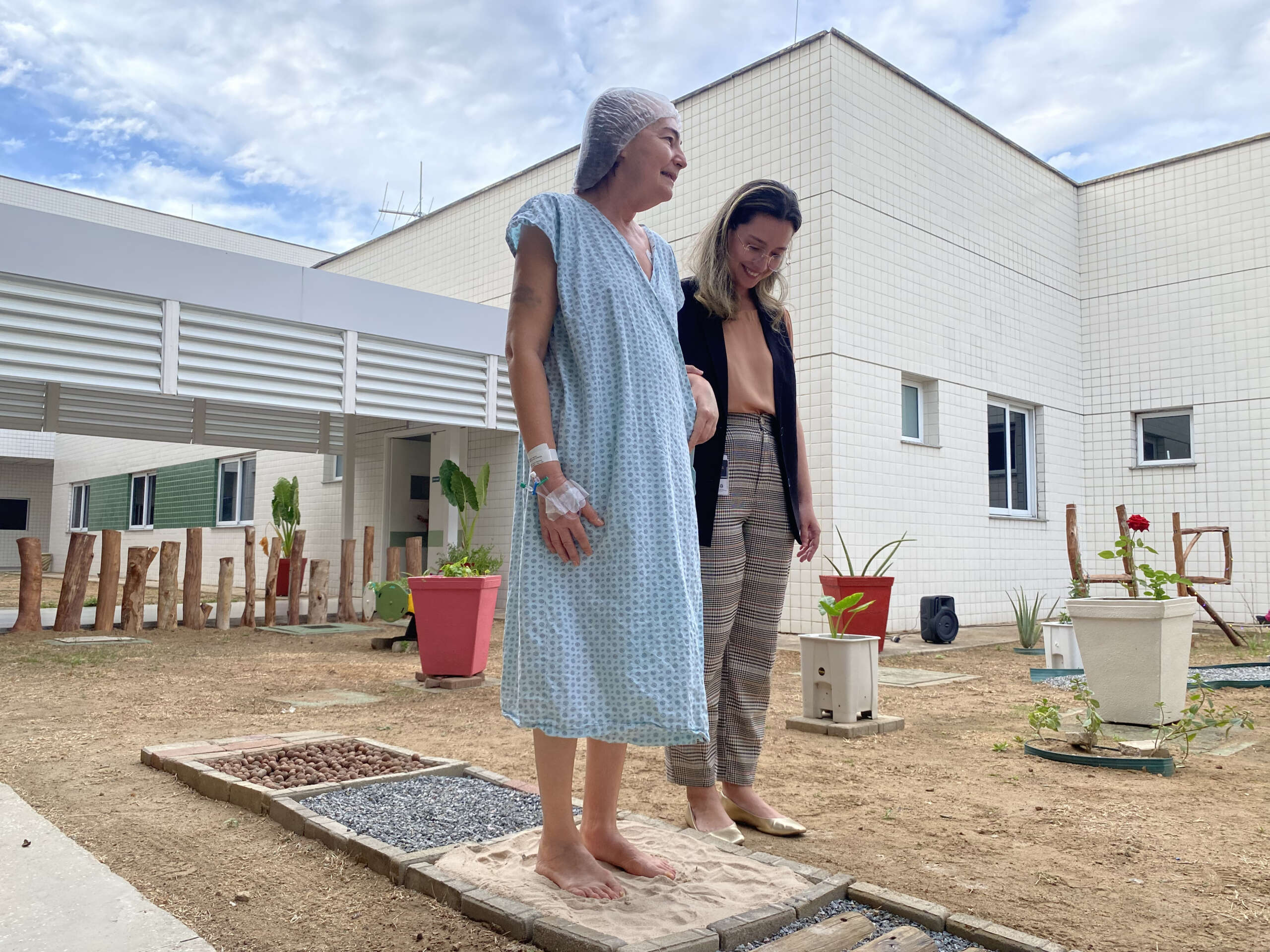 Entre pedras, aromas e esperança: jardim sensorial do Hospital Regional Norte ressignifica a reabilitação de pacientes neurológicos
