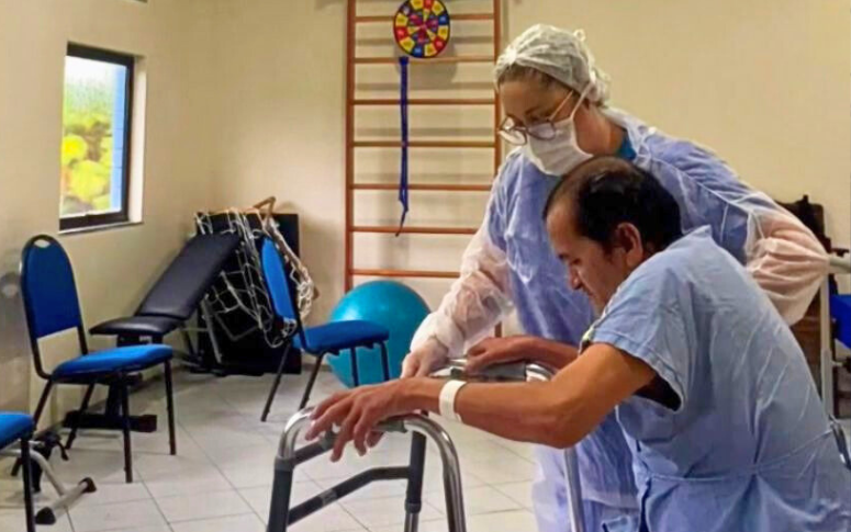 Após alta, ex-paciente da CCC retorna ao espaço para agradecer profissionais e reviver momentos