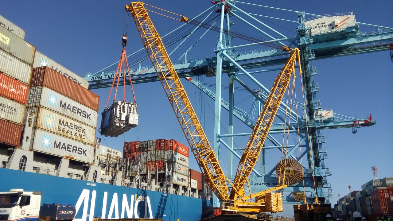 Transformadores gigantes são descarregados em operação especial no Porto do Pecém 