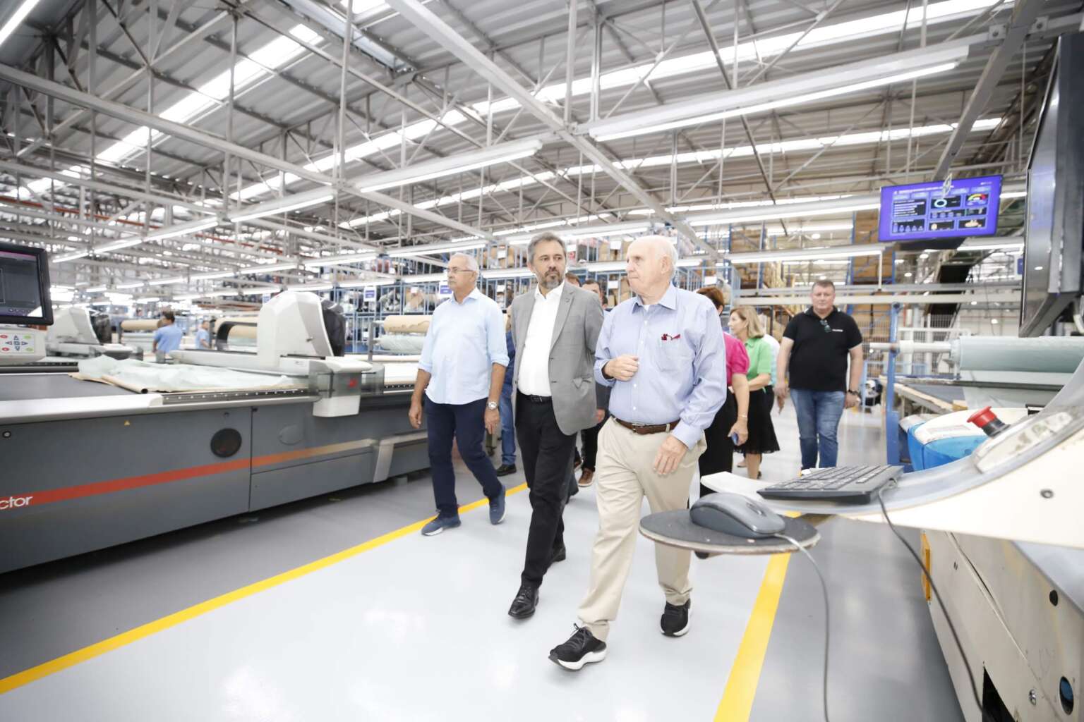 Em visita à fábrica de calçados em Horizonte, governador destaca política de capacitação profissional da unidade