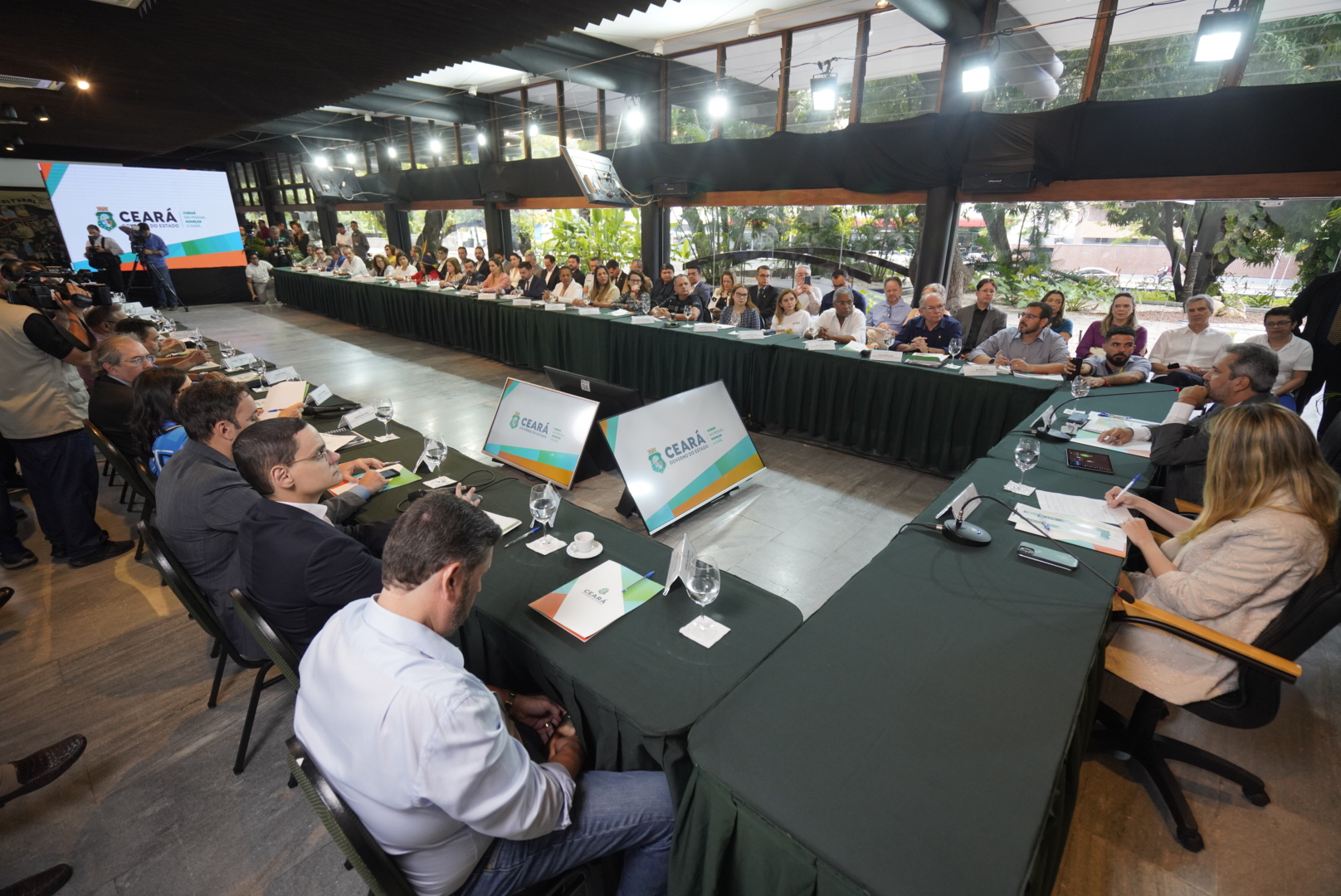 Governo do Ceará realiza reunião de secretariado para balanço dos primeiros seis meses de gestão