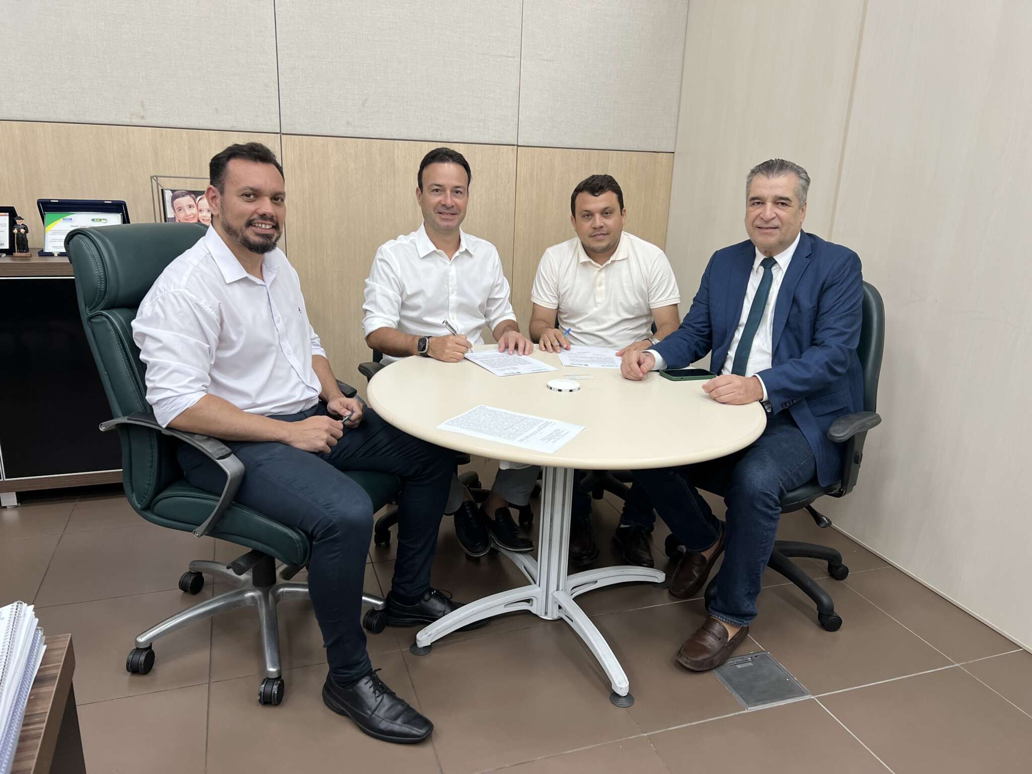 Adece e Prefeitura Municipal assinam parceria para construção de galpão industrial em Tejuçuoca