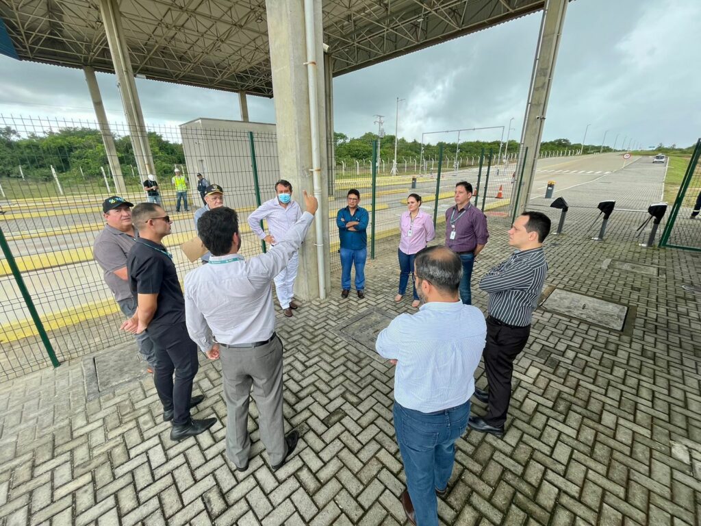 Comitiva da Receita Federal visita instalações da ZPE Ceará