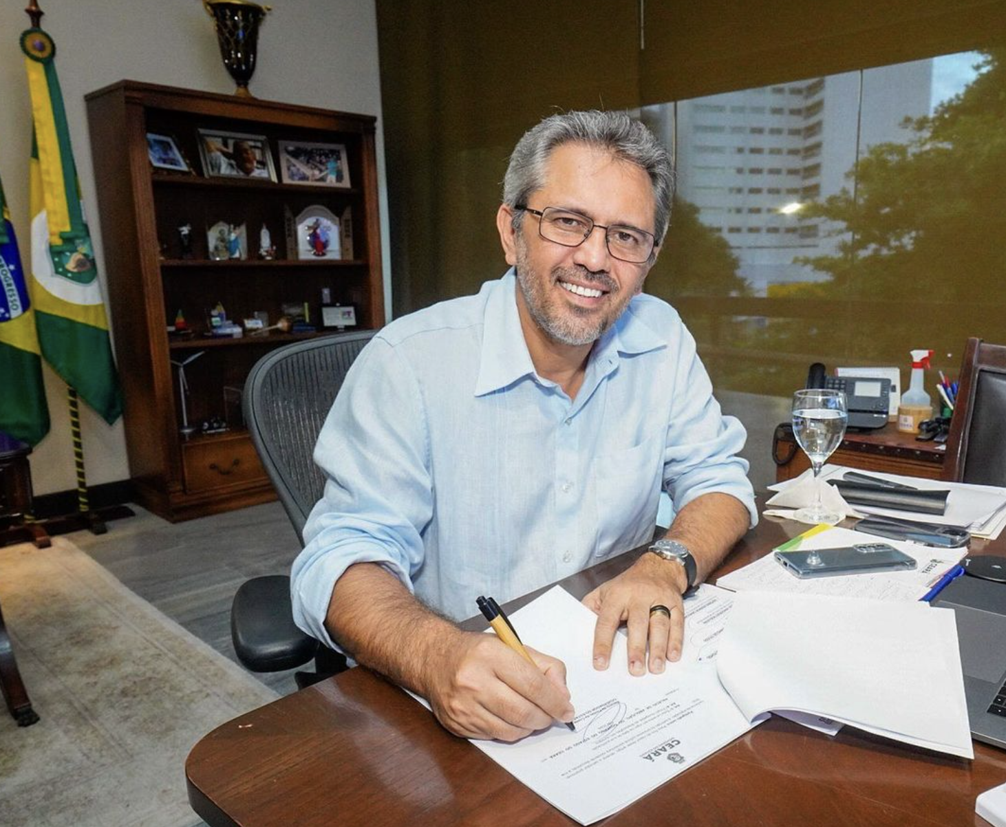 Governador Elmano de Freitas sanciona lei que cria o PCCR dos servidores da Adagri