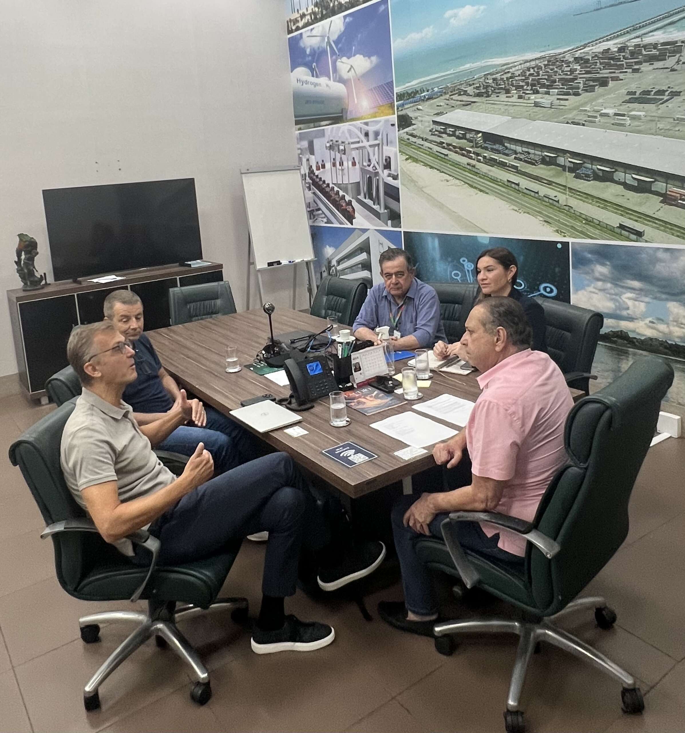 SDE discute projeto de expansão de grupo calçadista no interior do Ceará