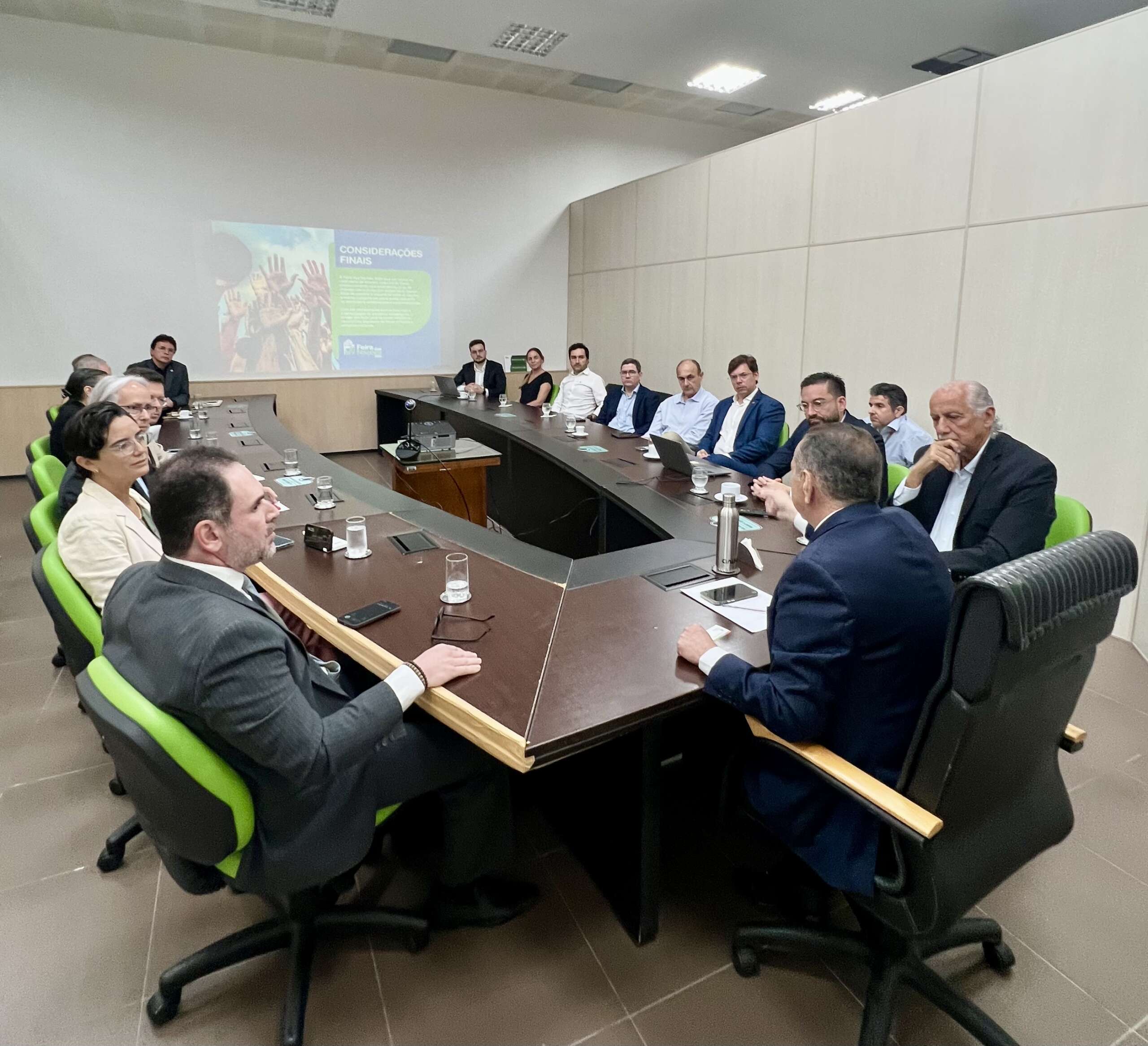 SDE, Fecomércio e Sociedade Consular do Ceará discutem projeto que visa intercâmbio de 25 nações em prol do desenvolvimento econômico do Estado