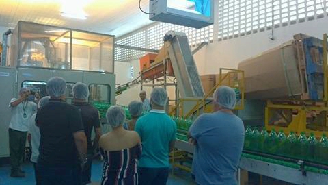 Jovens da unidade semiliberdade de Juazeiro do Norte visitam fábrica de refrigerantes